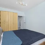 Spacious With 3 Bedrooms And Balcony In By Renters Apartman