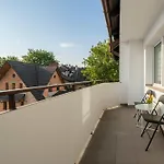 Spacious With 3 Bedrooms And Balcony In By Renters Apartment *