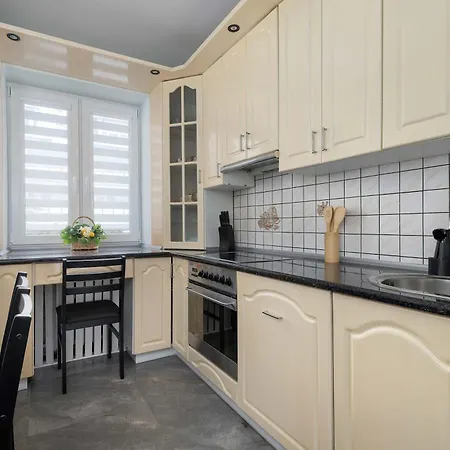 Spacious With 3 Bedrooms And Balcony In By Renters Apartment