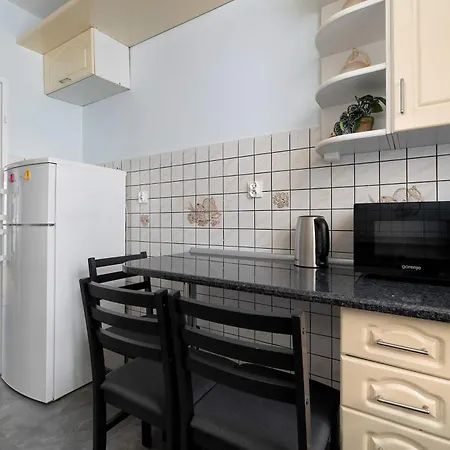 Spacious With 3 Bedrooms And Balcony In By Renters Apartment