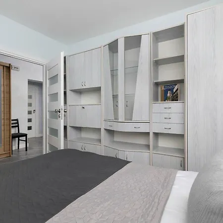 Spacious With 3 Bedrooms And Balcony In By Renters Apartment