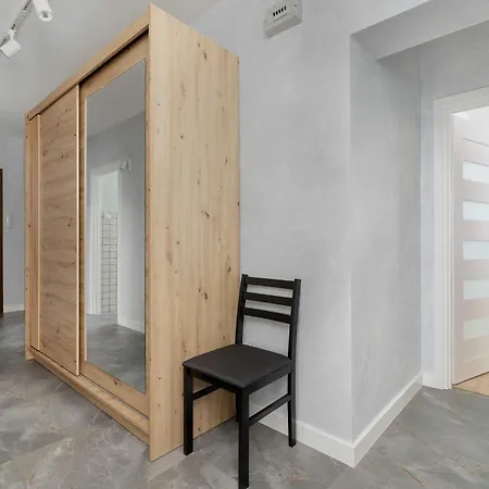 Spacious With 3 Bedrooms And Balcony In By Renters Apartment *