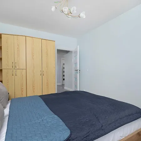 Spacious With 3 Bedrooms And Balcony In By Renters Apartment