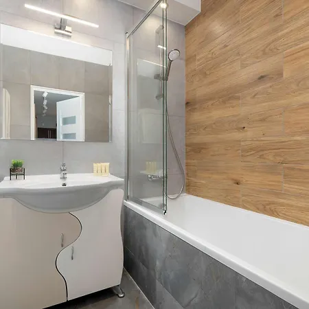 Spacious With 3 Bedrooms And Balcony In By Renters *