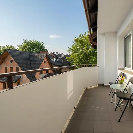 Spacious With 3 Bedrooms And Balcony In By Renters Apartment *