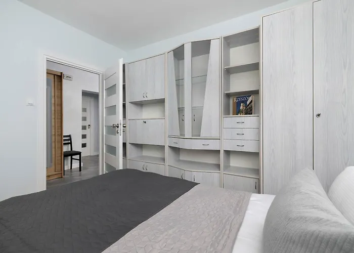 Spacious With 3 Bedrooms And Balcony In By Renters Apartman