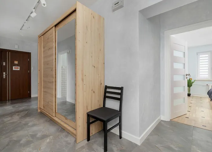 Spacious With 3 Bedrooms And Balcony In By Renters Apartman *