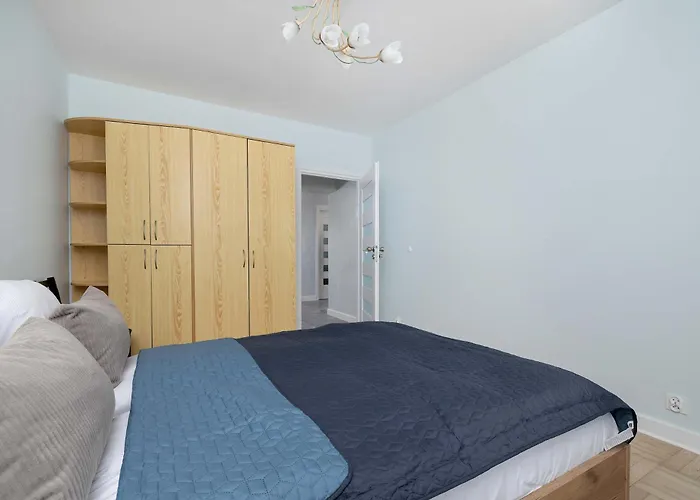 Spacious With 3 Bedrooms And Balcony In By Renters Apartman