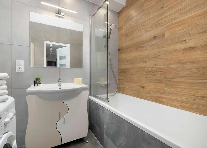 Spacious With 3 Bedrooms And Balcony In By Renters *