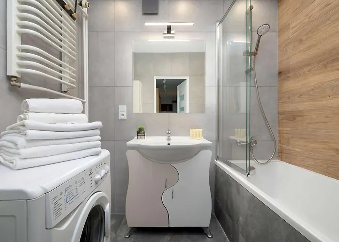 Apartman Spacious With 3 Bedrooms And Balcony In By Renters