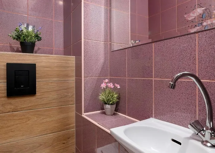 Spacious With 3 Bedrooms And Balcony In By Renters Apartman