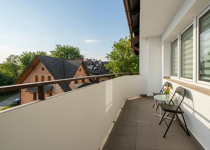 Spacious With 3 Bedrooms And Balcony In By Renters Apartman *